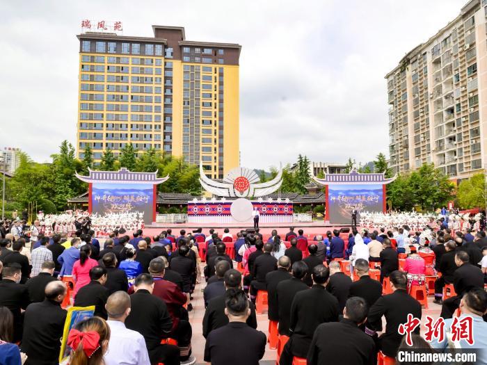 “相遇山水情緣、相約娘家綏寧”2023年綏寧苗族四月八姑娘節(jié)開幕?！「毒窜?攝