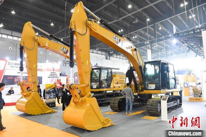 展廳內(nèi)擺放的新一代挖掘機?！钊A峰 攝