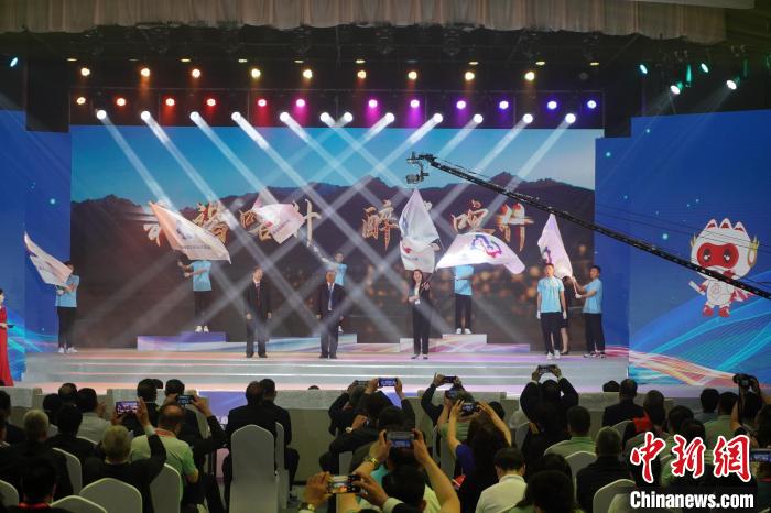 閉幕式上進(jìn)行賽旗交接儀式，新疆第二屆職業(yè)技能大賽將在喀什地區(qū)舉辦?！≈荑?攝
