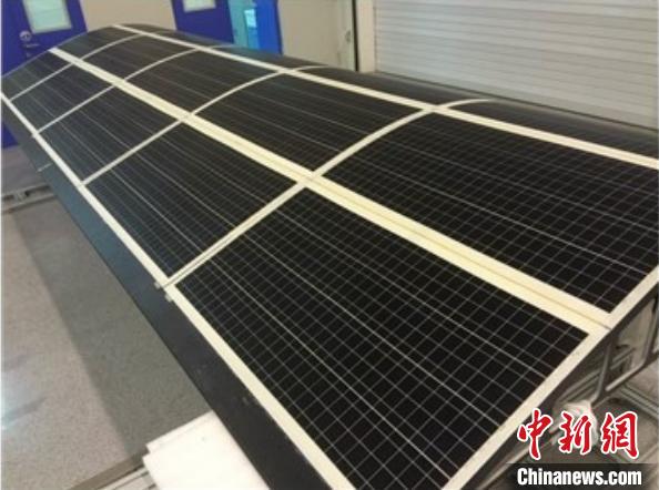 柔性單晶硅太陽電池組件成功應(yīng)用于臨近空間飛行器、光伏建筑一體化、車載光伏等領(lǐng)域?！≈锌圃荷虾Ｎ⑾到y(tǒng)所 供圖