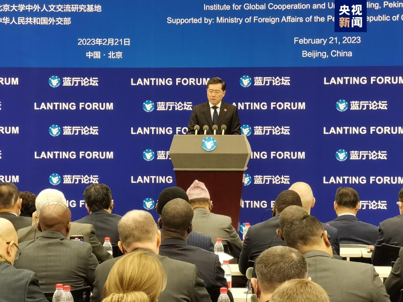 2023年2月21日，外交部長(zhǎng)秦剛出席“全球安全倡議：破解安全困境的中國(guó)方案”藍(lán)廳論壇開(kāi)幕式并發(fā)表主旨演講。（圖源：央視新聞）