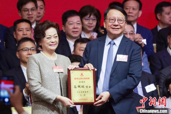 圖為香港特區(qū)政府政務(wù)司司長陳國基(右)向香港汕頭社團總會主席高佩璇(左)頒發(fā)委任狀?！￡愑乐Z 攝