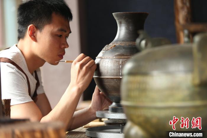 黃子爵正在為中山國(guó)文創(chuàng)產(chǎn)品刻銘文。(資料圖) 黃子爵供圖