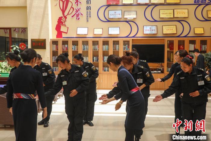 日喀則火車站客運人員學習服務禮儀。　斗山得 攝