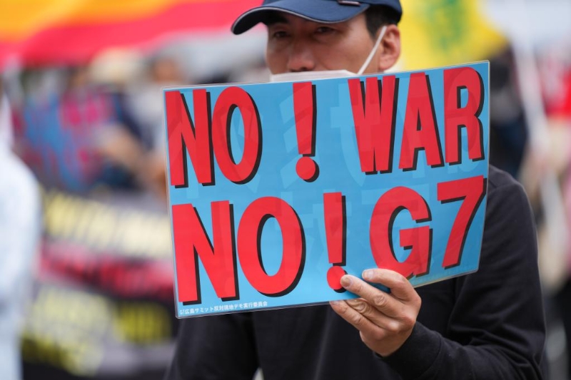 5月19日，民眾在日本廣島參加集會(huì)反對(duì)七國(guó)集團(tuán)峰會(huì)。當(dāng)日，七國(guó)集團(tuán)峰會(huì)在日本廣島召開，遭到多國(guó)民眾聚集反對(duì)。（新華社記者張笑宇攝）