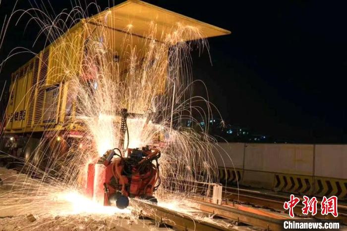 正在進行焊軌的公鐵兩用焊軌車?！顚W(xué)東 攝