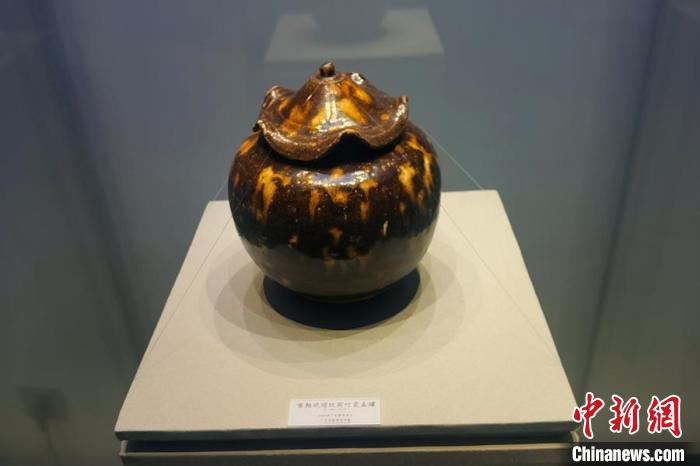 廣元窯復(fù)燒產(chǎn)品?！≈鞓s杰 攝