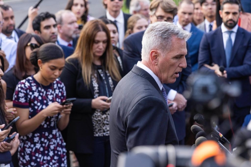 5月22日，在美國華盛頓白宮，國會眾議長、共和黨人凱文·麥卡錫就債務(wù)上限問題與美國總統(tǒng)拜登談判后回答記者提問。（新華社發(fā)，亞倫攝）