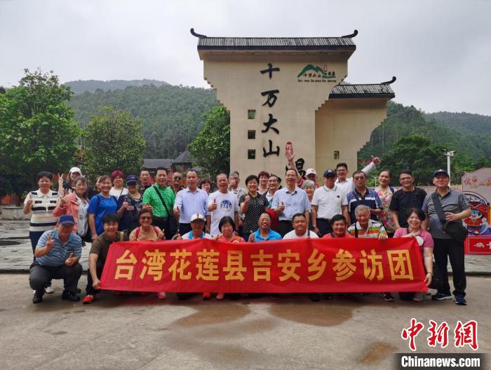 圖為參訪團(tuán)考察上思縣十萬(wàn)大山布透溫泉時(shí)合影留念。　黃小燕 攝