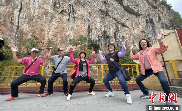 圖為參訪團(tuán)考察世界文化遺產(chǎn)寧明花山巖畫(huà)?！↑S小燕 攝