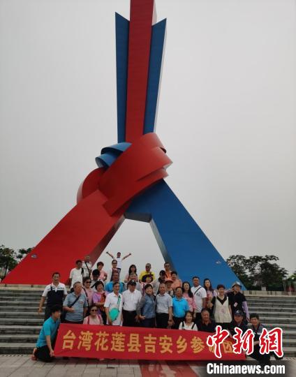圖為參訪團(tuán)在東興市“山海相連地標(biāo)廣場(chǎng)”前合影?！↑S小燕 攝