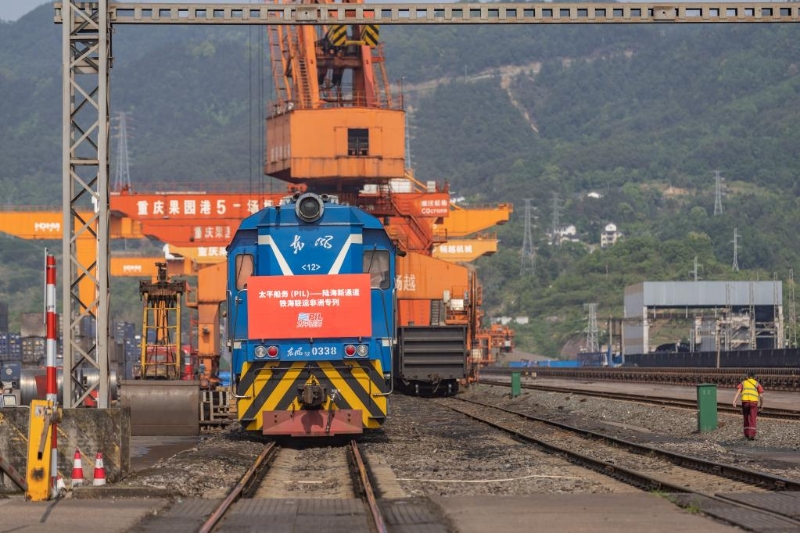 這是2023年4月27日，太平船務(wù)——西部陸海新通道江鐵海聯(lián)運非洲專列在重慶果園港魚嘴站等待發(fā)車。