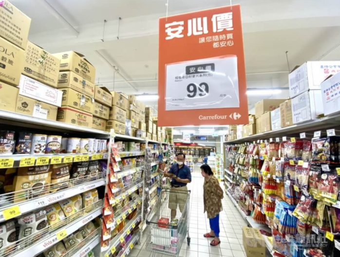 圖為高雄民眾在鳳山區(qū)一處大賣(mài)場(chǎng)購(gòu)物