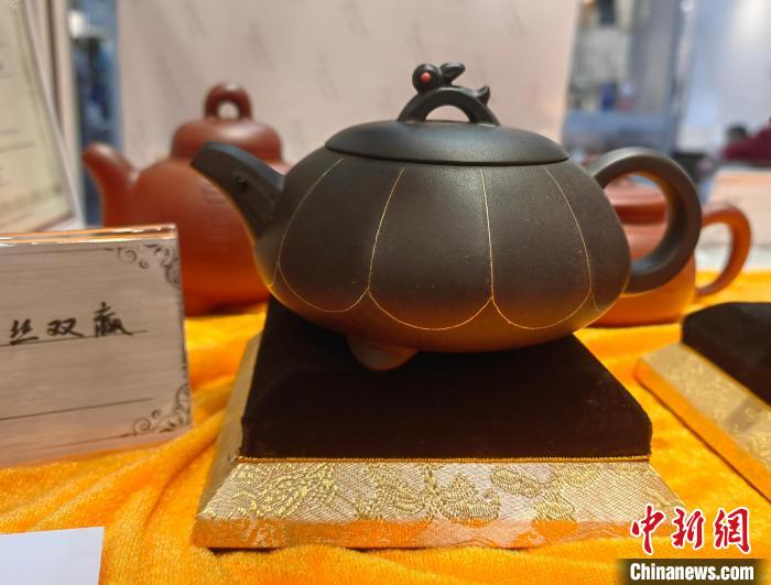 圖為周汝平紫砂作品“雙贏”?！⒋鬅?攝