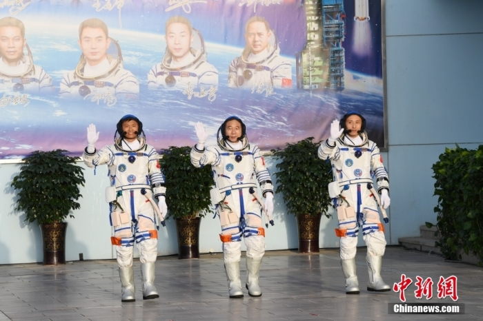 北京時間2023年5月30日6時42分，神舟十六號載人飛行任務(wù)航天員乘組出征儀式在酒泉衛(wèi)星發(fā)射中心問天閣圓夢園廣場舉行。6時44分，中國載人航天工程總指揮、空間站應(yīng)用與發(fā)展階段飛行任務(wù)總指揮部總指揮長許學(xué)強(qiáng)下達(dá)出發(fā)命令，景海鵬、朱楊柱、桂海潮3名航天員領(lǐng)命出征。汪江波 攝