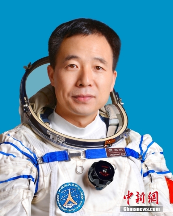 這是我國第三批航天員將首次執(zhí)行飛行任務，也是我國航天員隊伍“新成員”——航天飛行工程師和載荷專家的“首秀”。圖為指令長景海鵬。中國載人航天工程辦公室 供圖