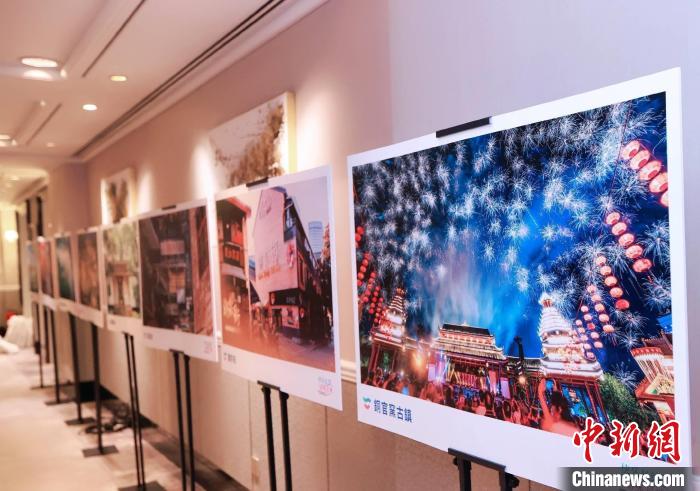 懇談會(huì)期間推出的“打開星城”——長(zhǎng)沙非遺文化及精品圖片展?！≈鬓k方供圖