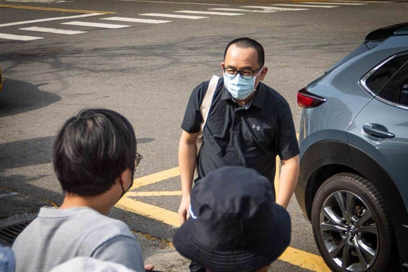 前高雄市議員陳致中遭判刑1年確定，11日下午3點多頂著3分頭、現(xiàn)身高雄地檢署等待發(fā)監(jiān)服刑。（袁庭堯攝）.jpg