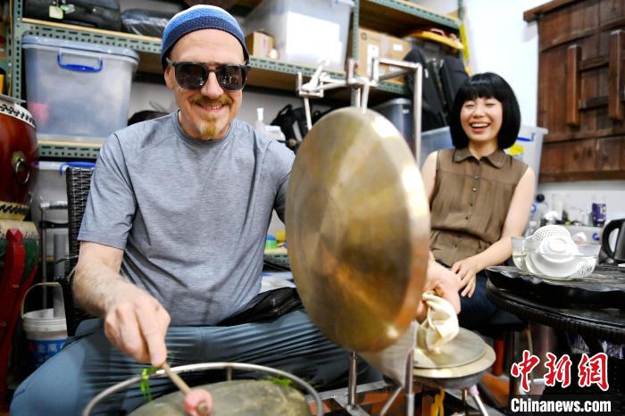 代表團(tuán)成員在漳州木偶表演館開展文化藝術(shù)交流活動(dòng)?！埥鸫?攝