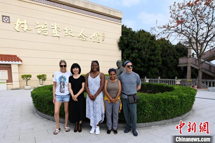 代表團(tuán)成員參訪林語(yǔ)堂紀(jì)念館。　張金川 攝