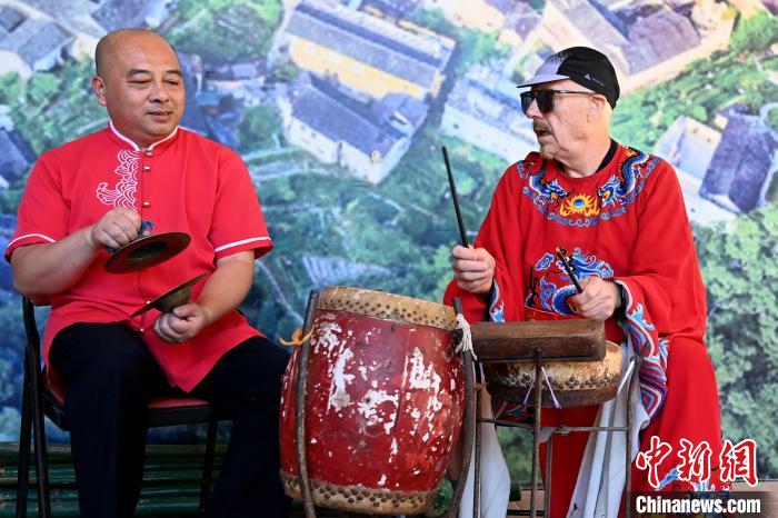 代表團(tuán)成員在漳州市南靖縣與當(dāng)?shù)孛耖g樂(lè)隊(duì)臨時(shí)組隊(duì)?！埥鸫?攝