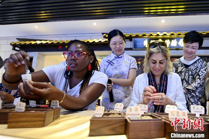 代表團(tuán)成員在片仔癀博物館內(nèi)制作中藥配方香囊?！埥鸫?攝