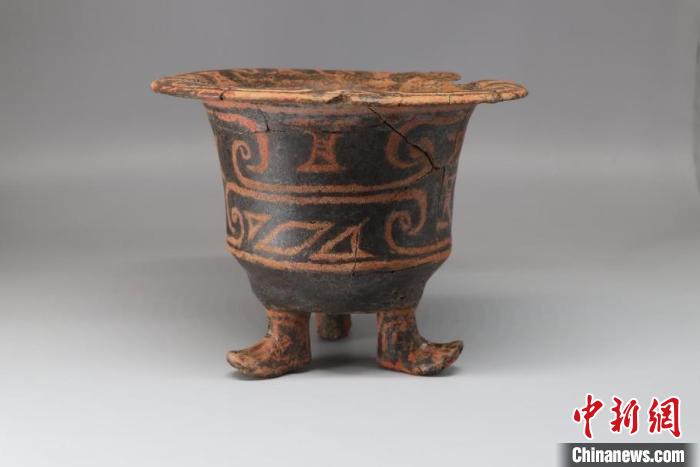 圖為大坨頭文化M75出土的靴形足彩繪陶尊?！”本┦形奈锞止﹫D