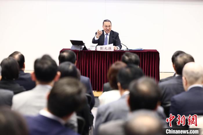 5月31日，外交部駐港公署特派員劉光源出席“2023年度國(guó)際形勢(shì)和中國(guó)外交”專題報(bào)告會(huì)并擔(dān)任主講?！±罴页缃幻襟w 攝