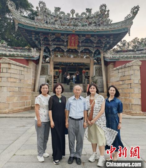 林政則(中)一行人在東山關(guān)帝廟前合影?！×握涿?攝