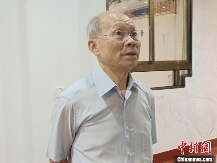 圖為林政則在參訪中認真聆聽介紹。　廖珍妹 攝