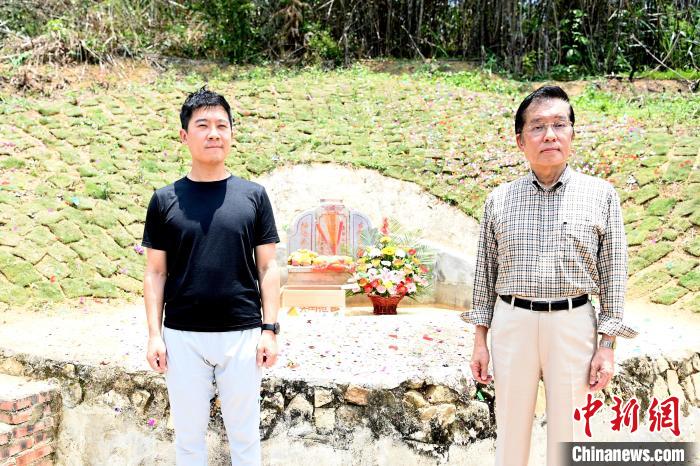 張榮恭(右)與其子張紹強(qiáng)在詔安縣秀篆鎮(zhèn)北坑村張氏祖墓前合影。　張金川 攝