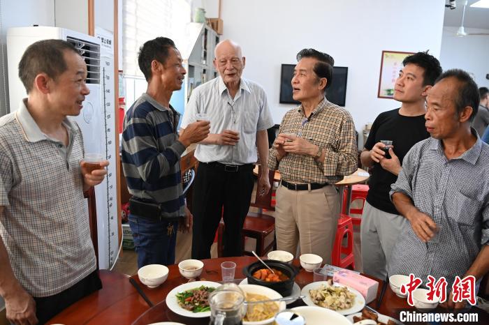 張榮恭(右三)在詔安縣秀篆鎮(zhèn)北坑村與族親拉家常?！埥鸫?攝