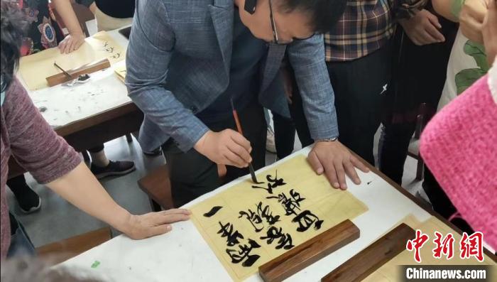 臺灣參訪團走進沈陽皇姑區(qū)牡丹社區(qū)。沈陽市臺辦供圖 沈陽市臺辦供圖