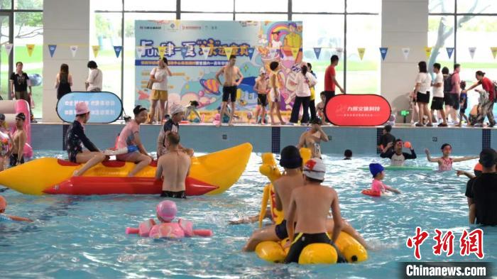 廣東“炙烤”數(shù)日民眾花式消暑