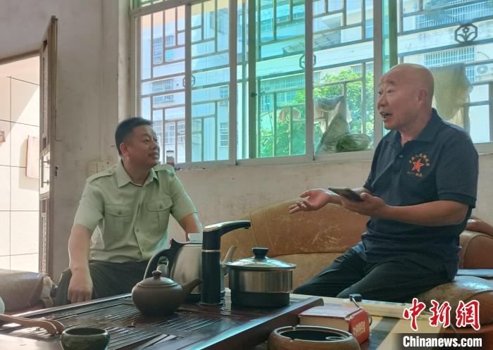 藍(lán)峰走訪當(dāng)?shù)赝宋槔媳?。　安遠(yuǎn)縣委宣傳部 攝