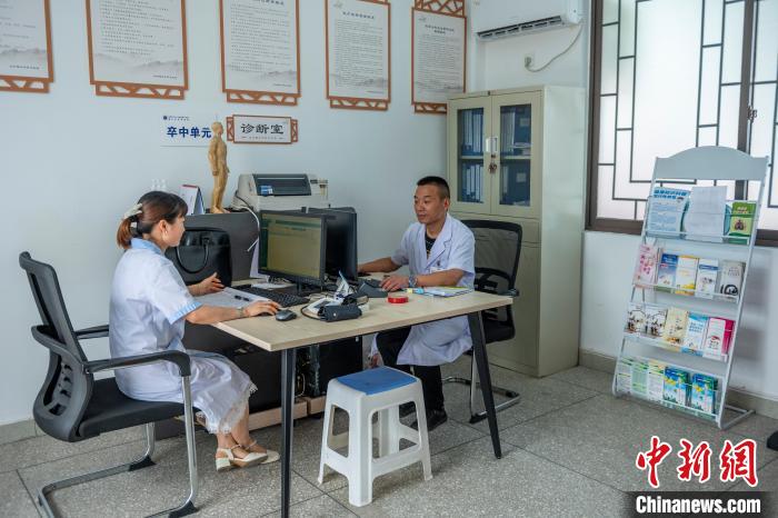 眉山市東坡區(qū)永豐村衛(wèi)生室內(nèi)正在忙碌的醫(yī)務(wù)工作者?！⒅铱?攝
