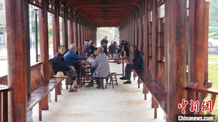 村民在由“空心房”變身而來(lái)的美麗屋場(chǎng)娛樂(lè)休閑?！『纹?攝