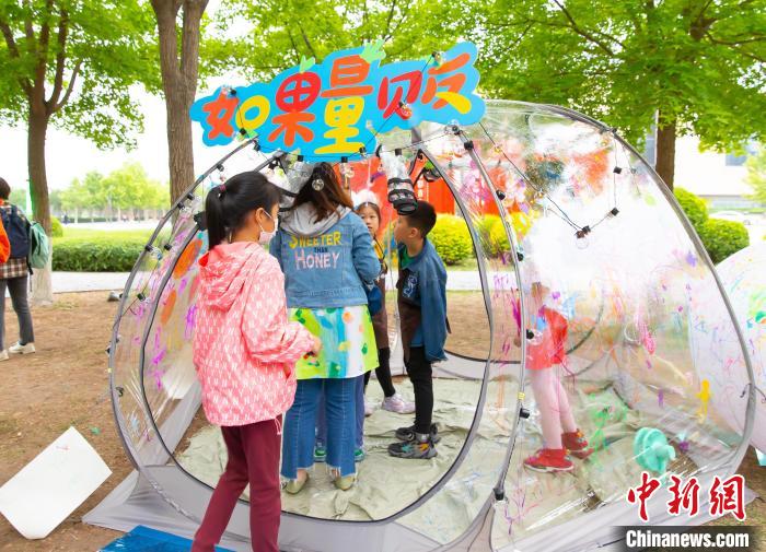 圖為“如果”兒童創(chuàng)意市集活動(dòng)現(xiàn)場(chǎng)?！⊥踉谟?攝