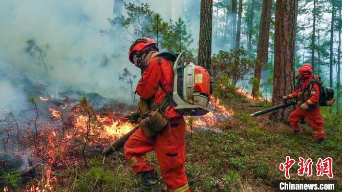 救援力量正在火場(chǎng)撲打滅火?！∷拇ㄉ窒拦﹫D