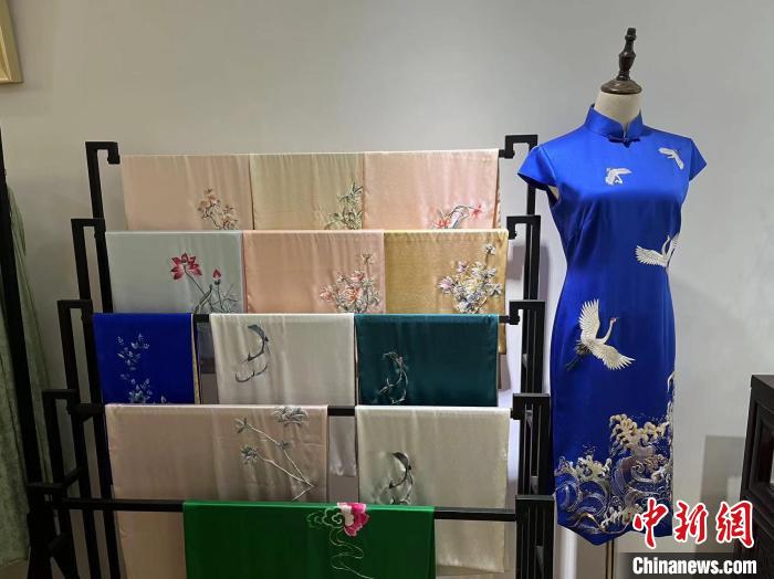 陶衛(wèi)華將江右貢繡融入“新國潮”，陸續(xù)推出了旗袍、漢服、手包、書皮等刺繡作品。　李韻涵 攝