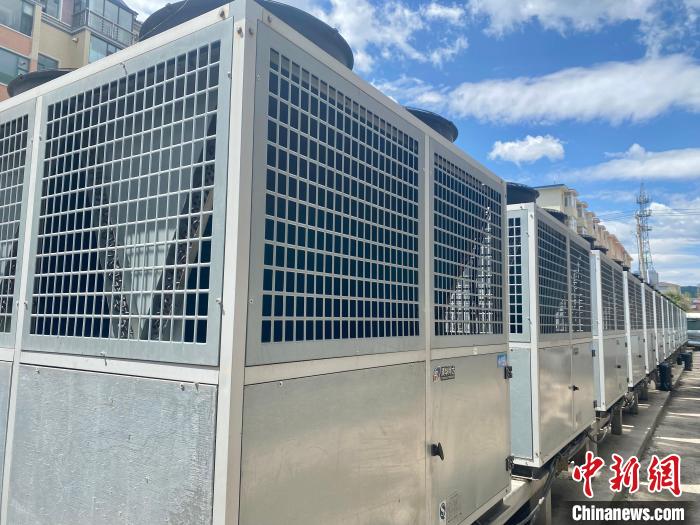 圖們市建明鍋爐房內(nèi)的清潔能源機組?！∽T偉旗 攝