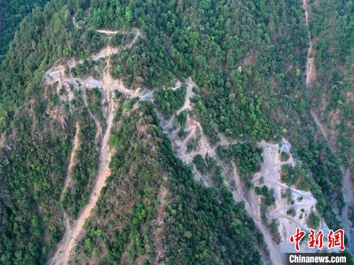 森林消防員勘察木里火場所途經(jīng)的山路?！〕萄┝?攝