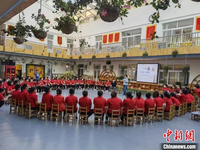 (資料圖)圖為赤峰健康教育心理協(xié)會(huì)組織的幼兒園教師團(tuán)建?！￡惲⒕?供圖