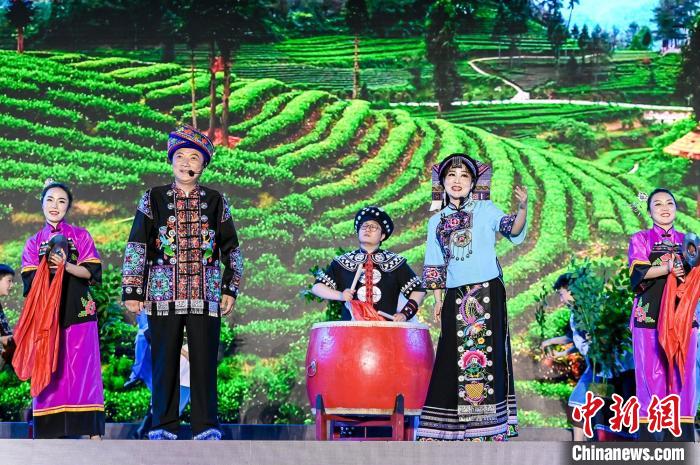 文藝節(jié)目展示村民安居樂業(yè)的幸福生活。　主辦方供圖