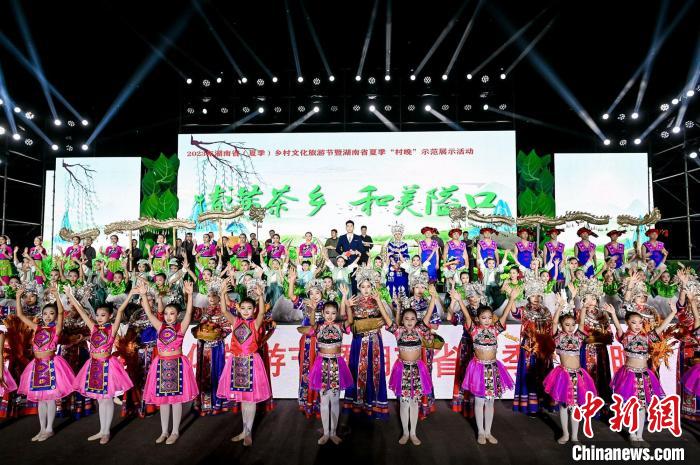 湖南省夏季“村晚”示范展示活動現(xiàn)場?！≈鬓k方供圖