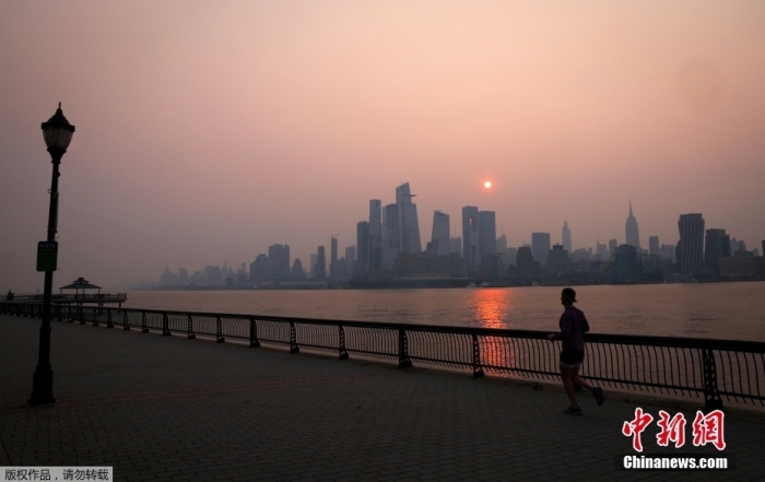 圖為當?shù)貢r間6月7日，美國紐約籠罩在煙霧中。