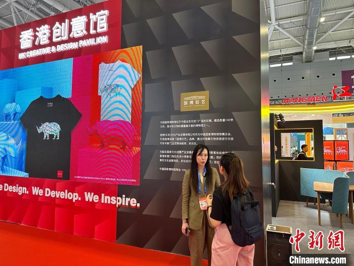 香港設(shè)計師與觀展者交流。　方偉彬 攝