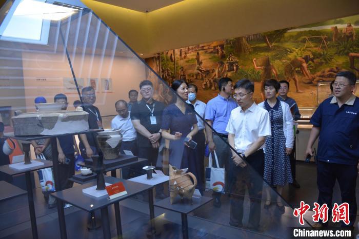 圖為與會(huì)人員參觀日照市博物館。　呂妍 攝