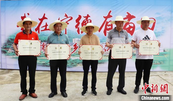 發(fā)放“一畝田”田主證書。　林榕生 攝