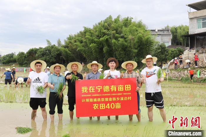 合影留念。　林榕生 攝